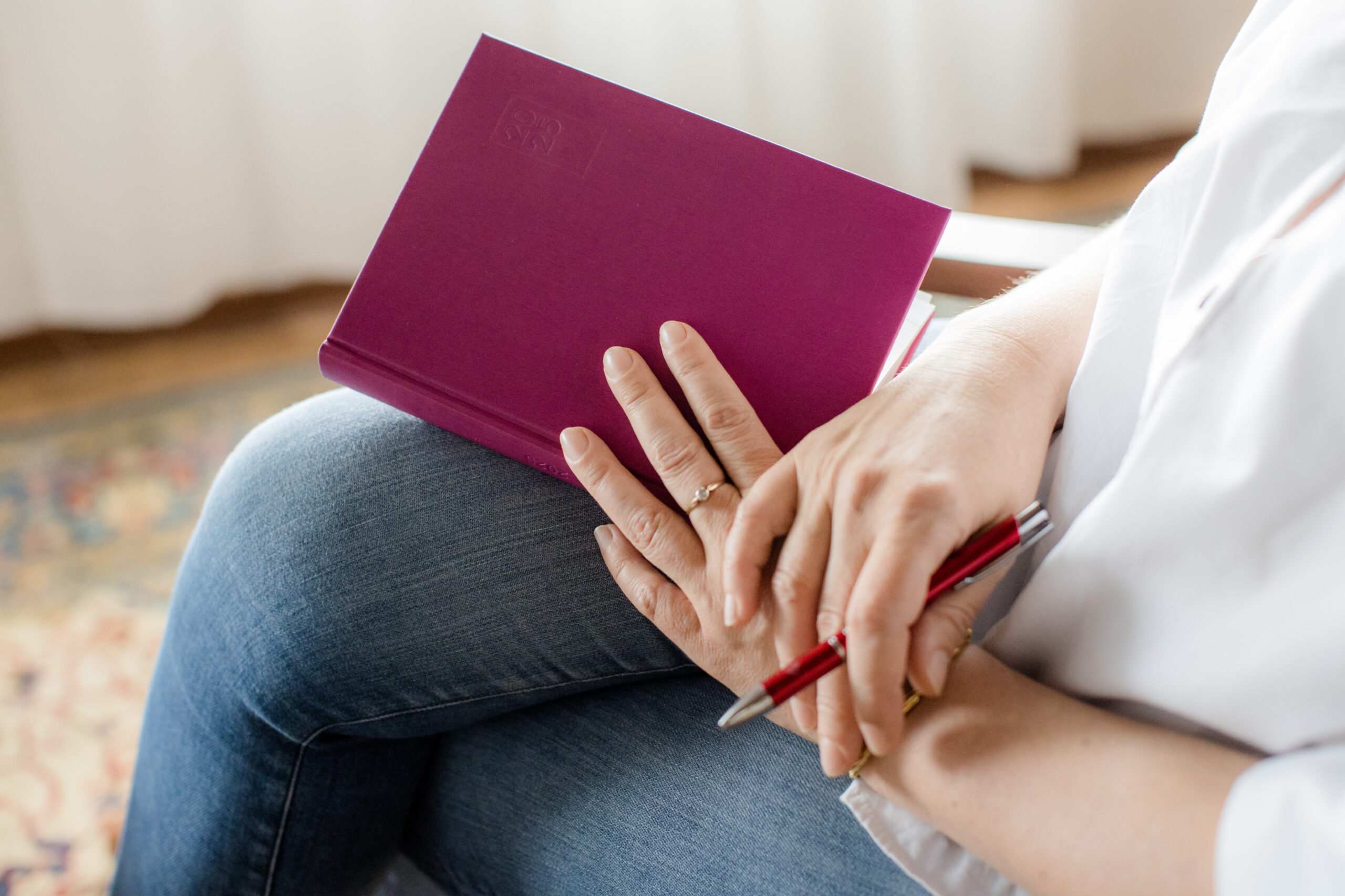 Stephie Illichs Hände ruhen auf einer geöffneten Notizbuchseite.