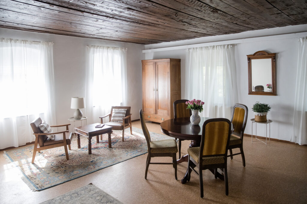 Einblick in den Beratungsraum von Stephanie Illich mit Tischen und Stühlen.