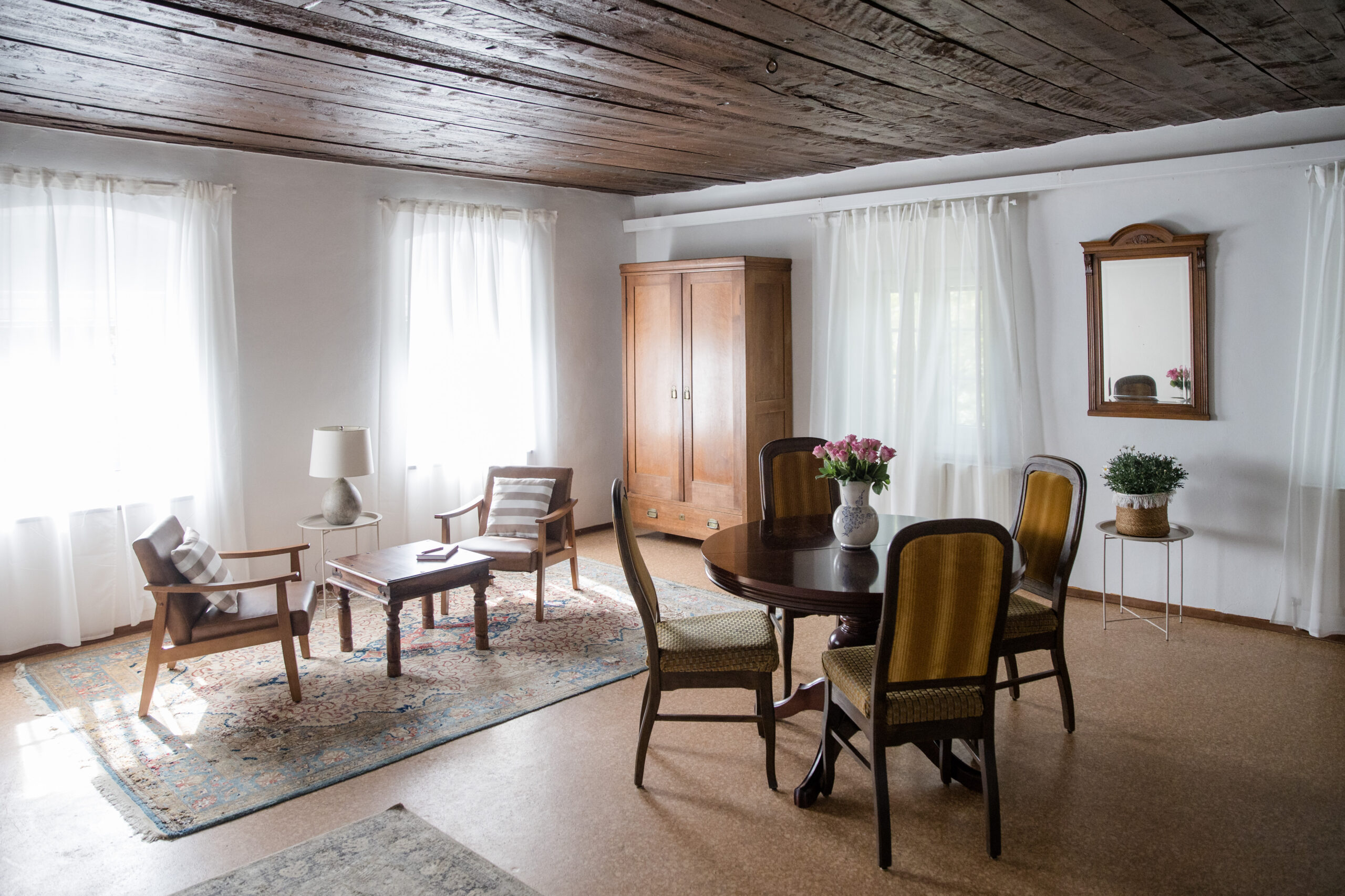 Einblick in den Beratungsraum von Stephanie Illich mit Tischen und Stühlen.