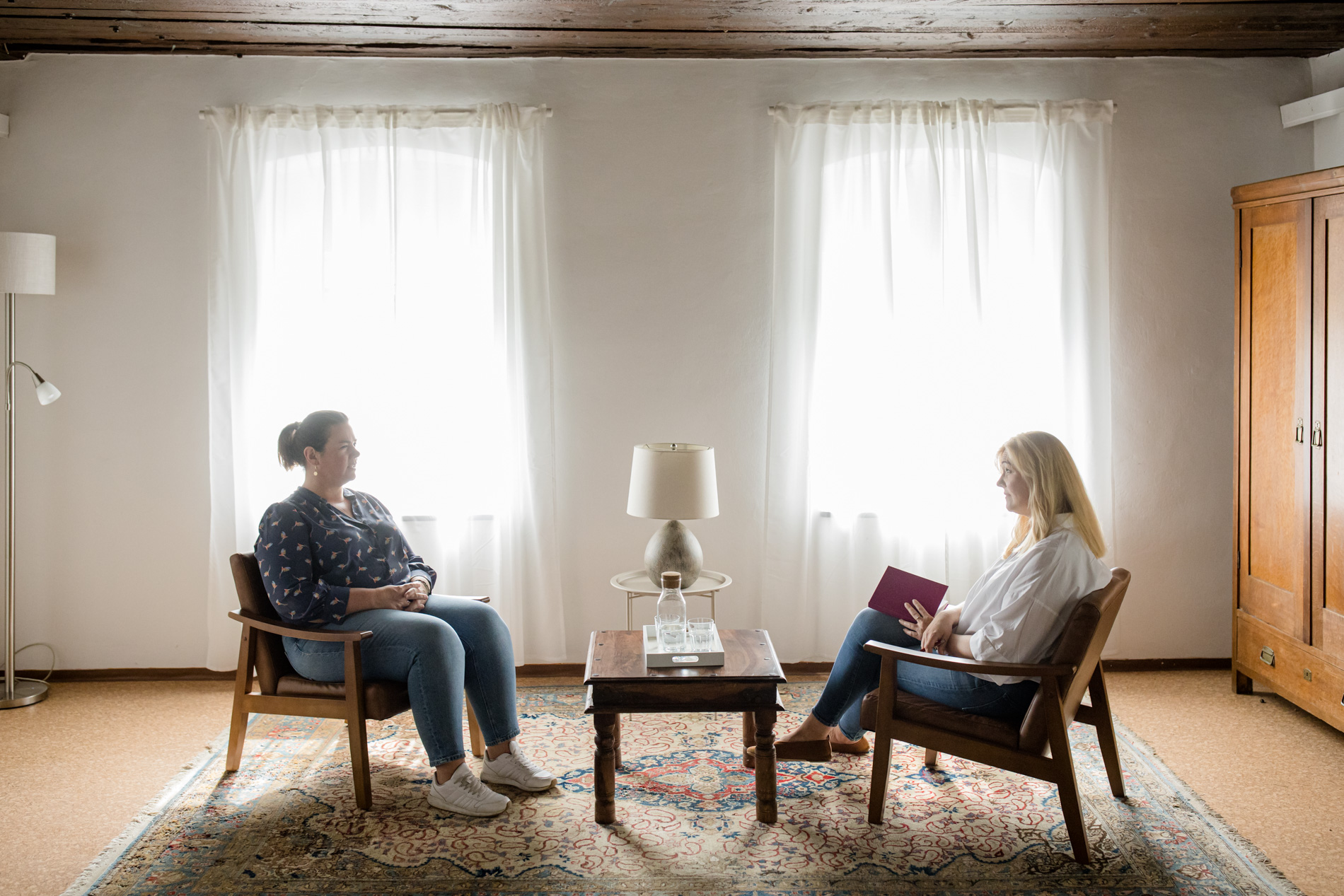 Stephanie Illich im Gespräch mit einer Klientin während der Einzelberatung