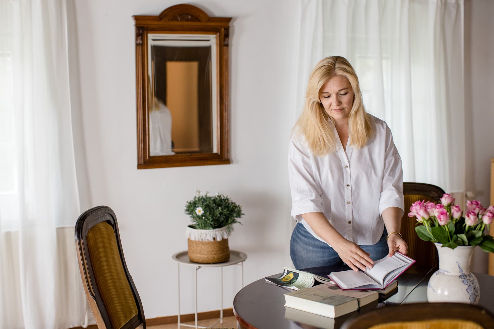 Stephanie Illich blättert in Fachbüchern zur psychosozialen Beratung