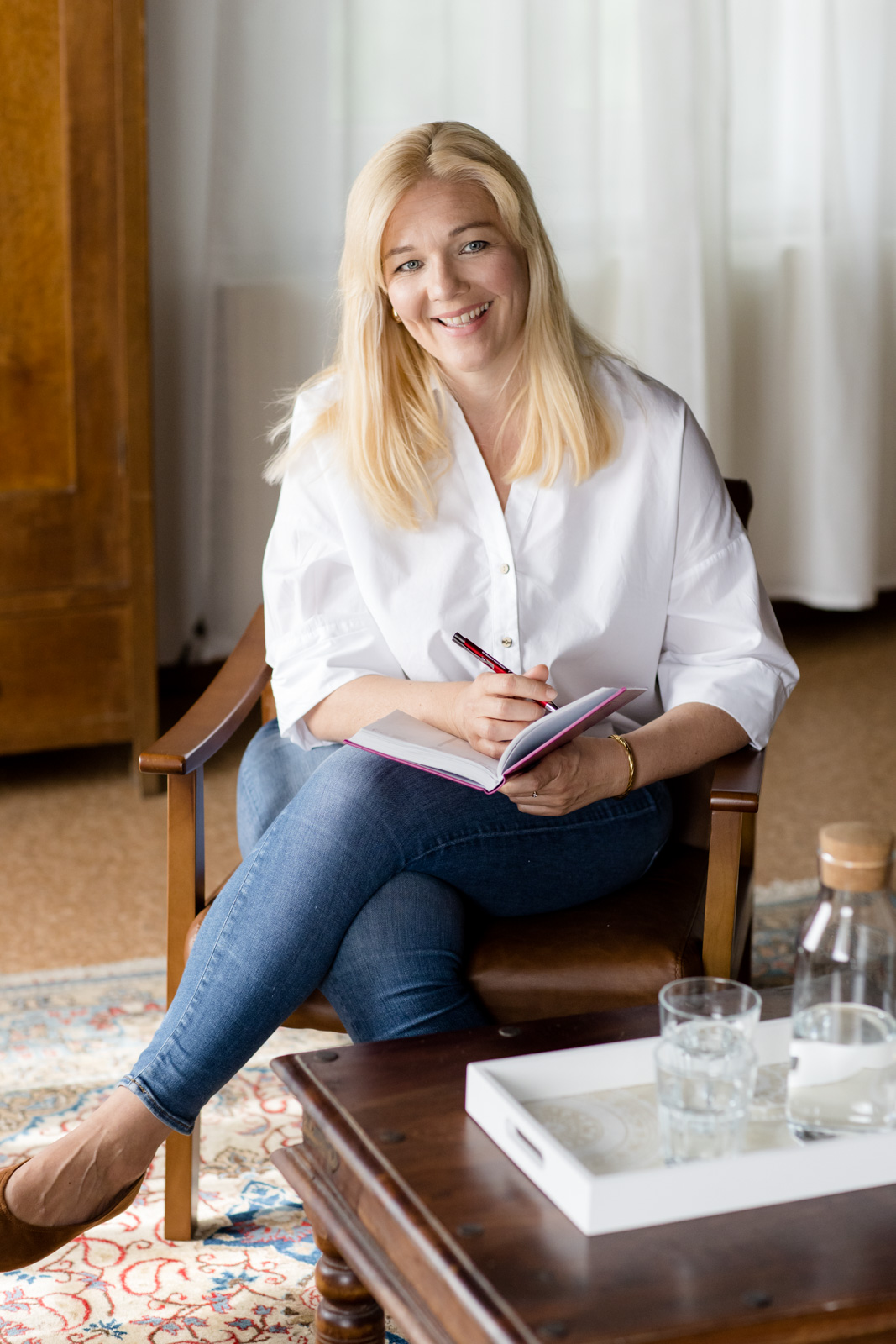 Stephanie Illich hört aufmerksam zu und macht sich Notizen während eines Beratungsgesprächs.