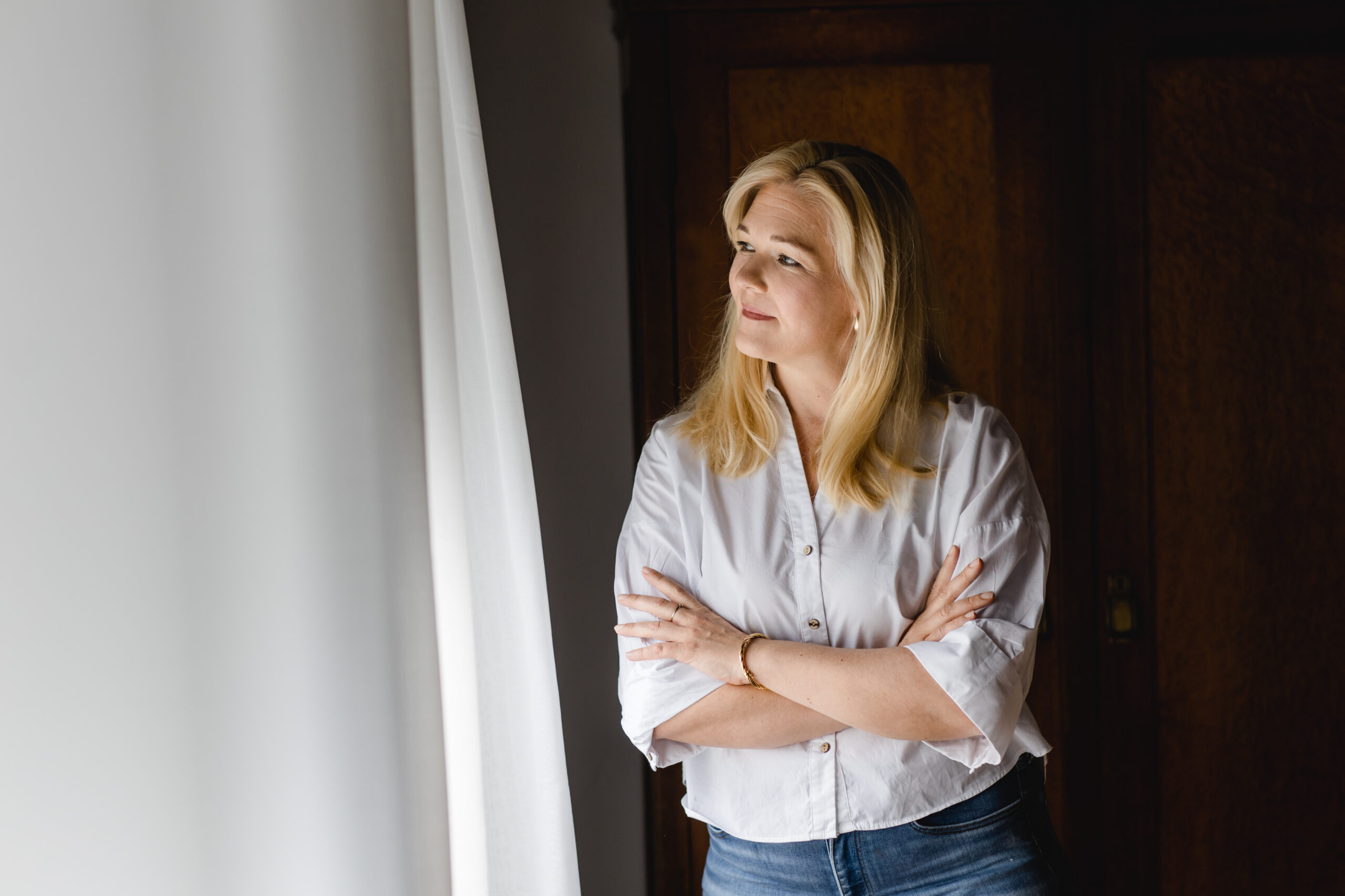 Stephanie Illich blickt nachdenklich aus dem Fenster in ihrer Praxis in Aschbach